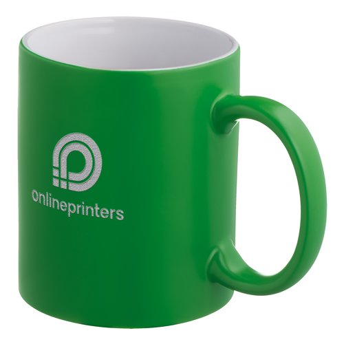 Grne Keramiktasse mit abgerundetem Henkel.