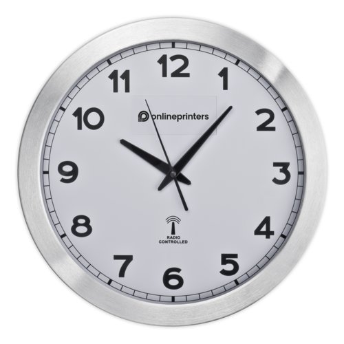 Metall-Wanduhr mit analoger Zeitanzeige.
