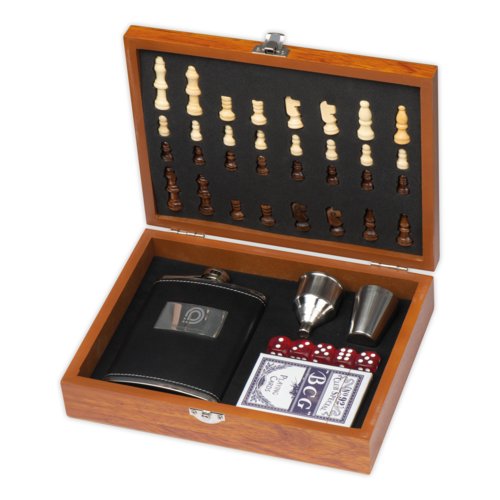 Holz Spiele-Set mit Schachfiguren, Wrfeln, Spielkarten und Flachmann.