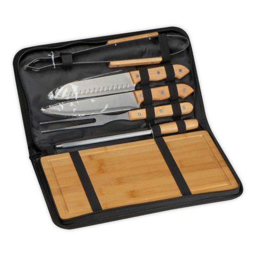 Schwarzes Barbecue-Set mit Werkzeugen aus Holz und Edelstahl in einer Reiverschlusstasche.