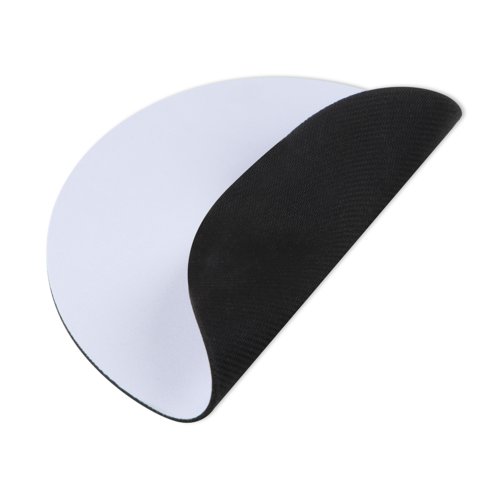 Weies Mousepad aus Stoff mit rutschfester Unterseite.