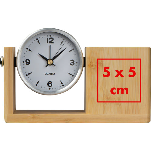 Holzfarbener Stiftekcher mit Analoguhr.