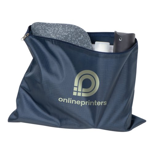 Dunkelblaues Travelset aus Stoff mit Reiverschluss.