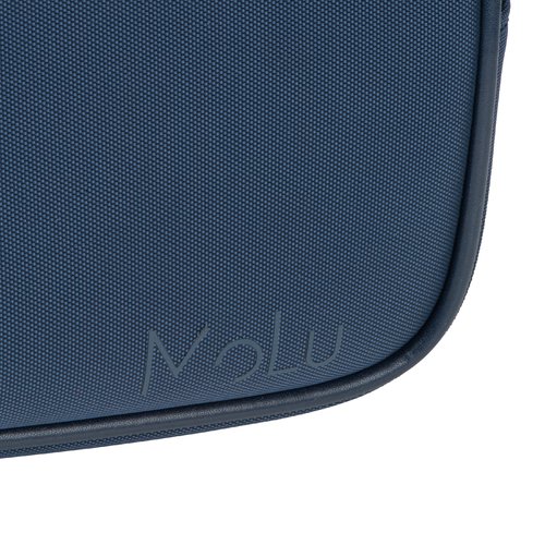 Dunkelblaue Kosmetiktasche aus Stoff mit Reiverschluss.