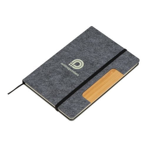 Silbergraues Notizbuch mit Filzeinband, Gummiband und Bambus-Akzent.