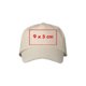 Beige Baseballcap aus Stoff mit verstellbarem Riemen.